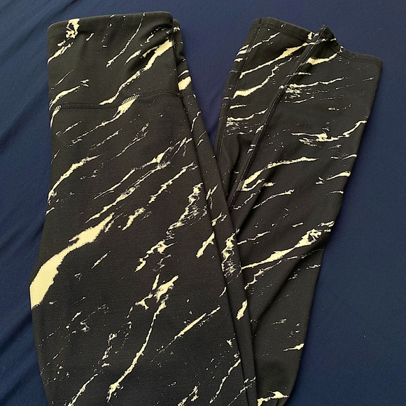 2 FOR 25 ~ Patterned workout leggings - Picture 1 of 3